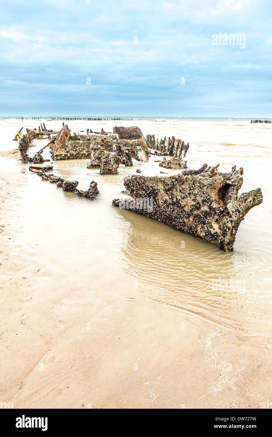 Une épave se trouve dans le sable sur la côte de Zuydcoote Banque D'Images