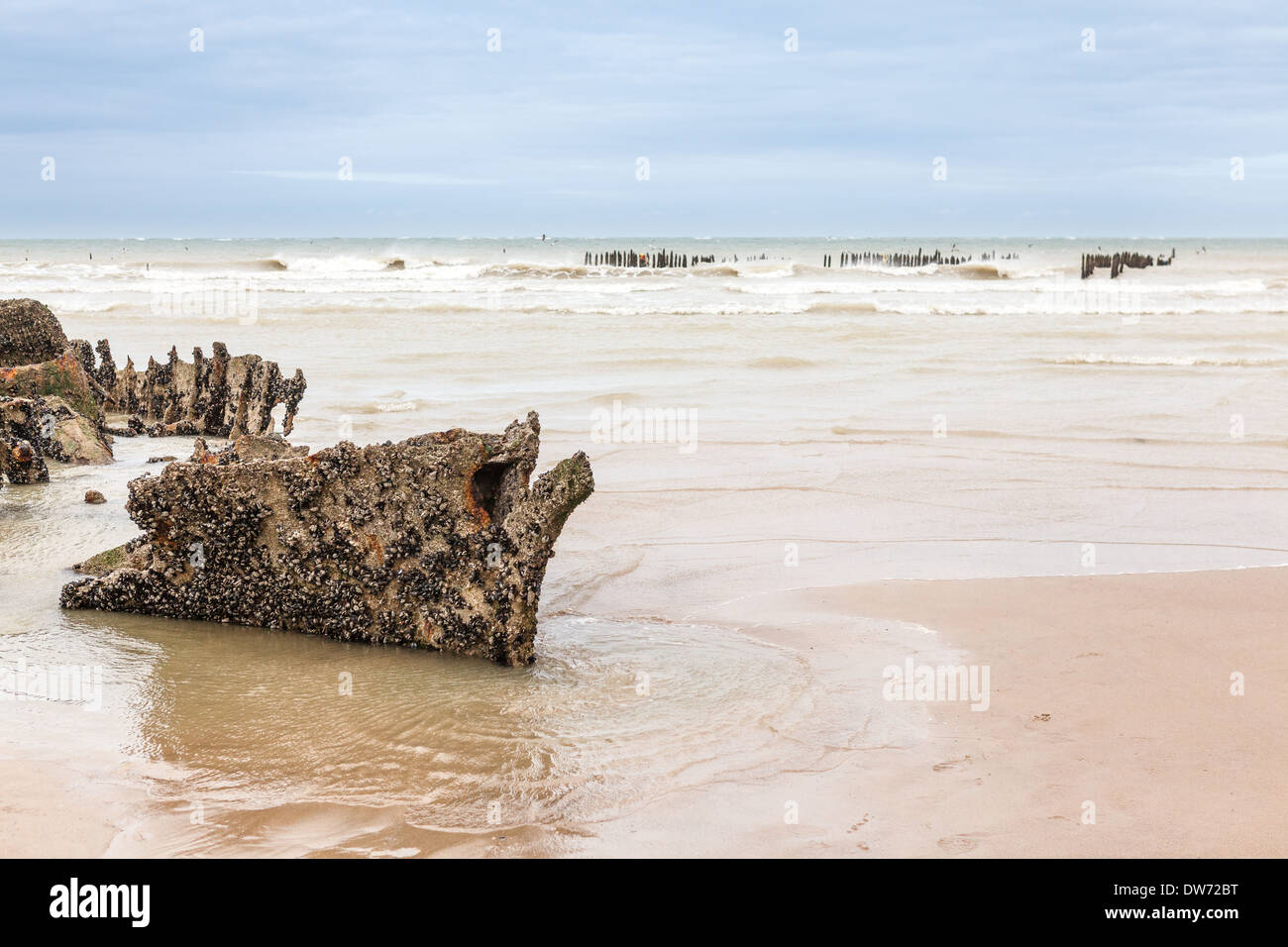 Une épave se trouve dans le sable sur la côte de Zuydcoote Banque D'Images