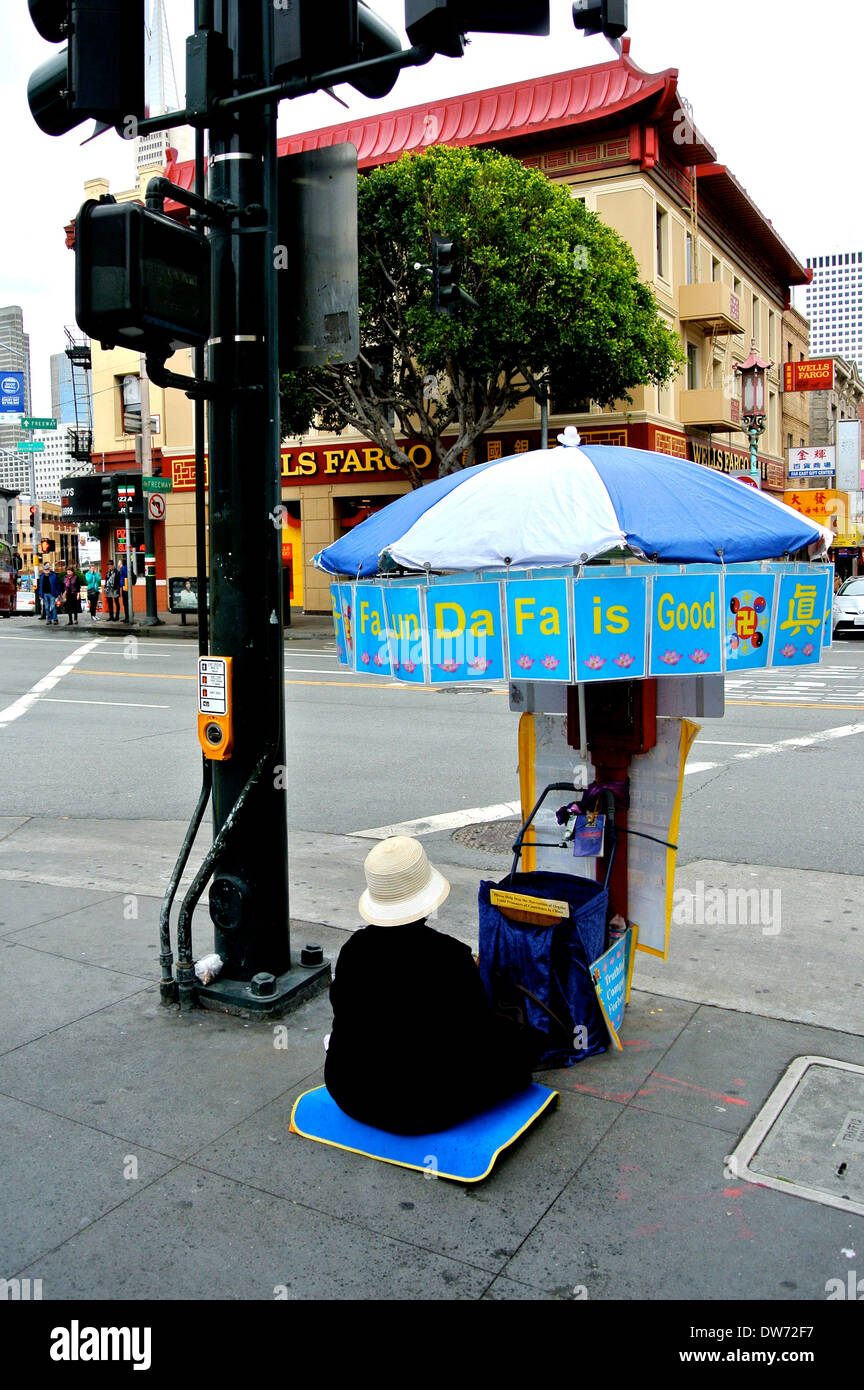 San Francisco, USA. 1er mars 2014. Les disciple de religieux Falun Gong Faluin Dafu protestations sur San Francisco Street le samedi 1er mars 2014 sur les 15 ans de persécution du Falun Gong en Chine Crédit : Bob Kreisel/Alamy Live News Banque D'Images