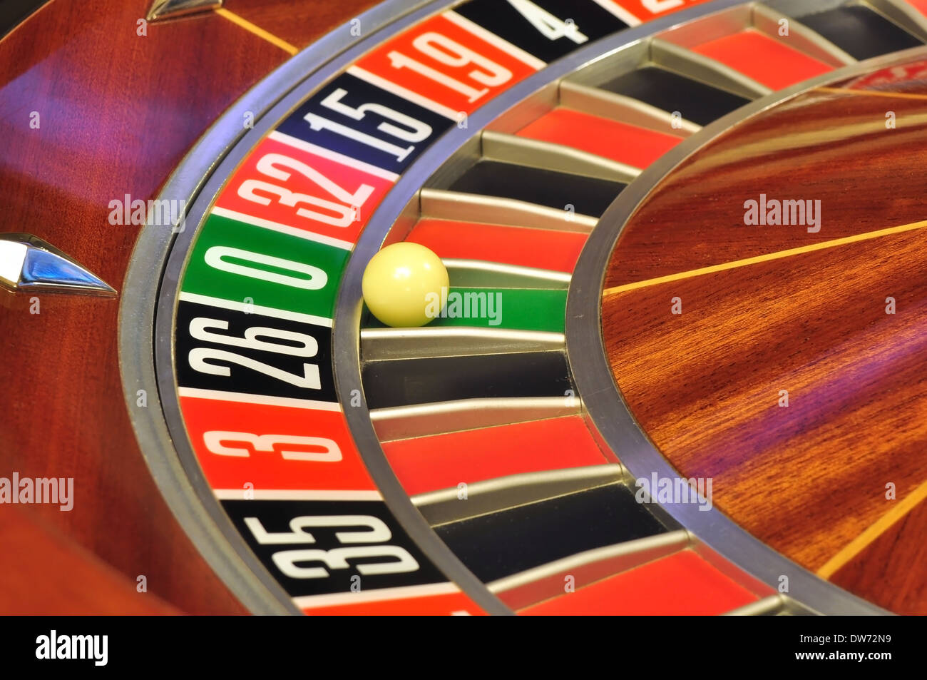Image avec une roue de roulette de casino avec la balle sur le nombre zéro Banque D'Images