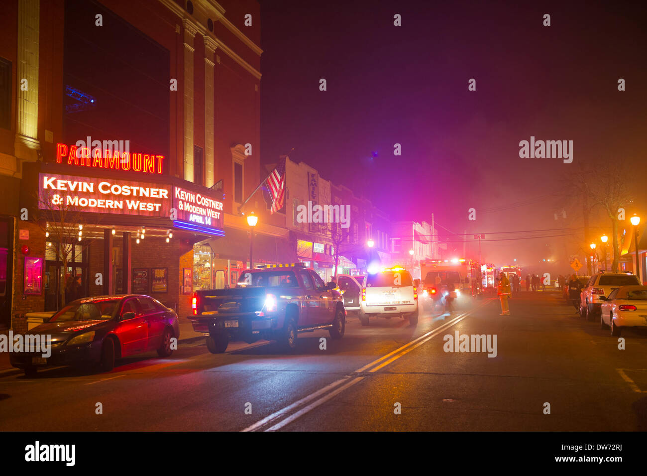 1 mars 2014 - Huntington, New York, États-Unis - un vaste incendie fait rage au cœur de Huntington village, en bas de la rue de la célèbre théâtre Paramount, sur New York Avenue. Les pompiers sont venus de plusieurs villes et villages du comté de Suffolk, Long Island, et d'énormes nuages de fumée a illuminé le ciel nocturne pour les blocs. Credit : Ann E Parry/Alamy Live News Banque D'Images