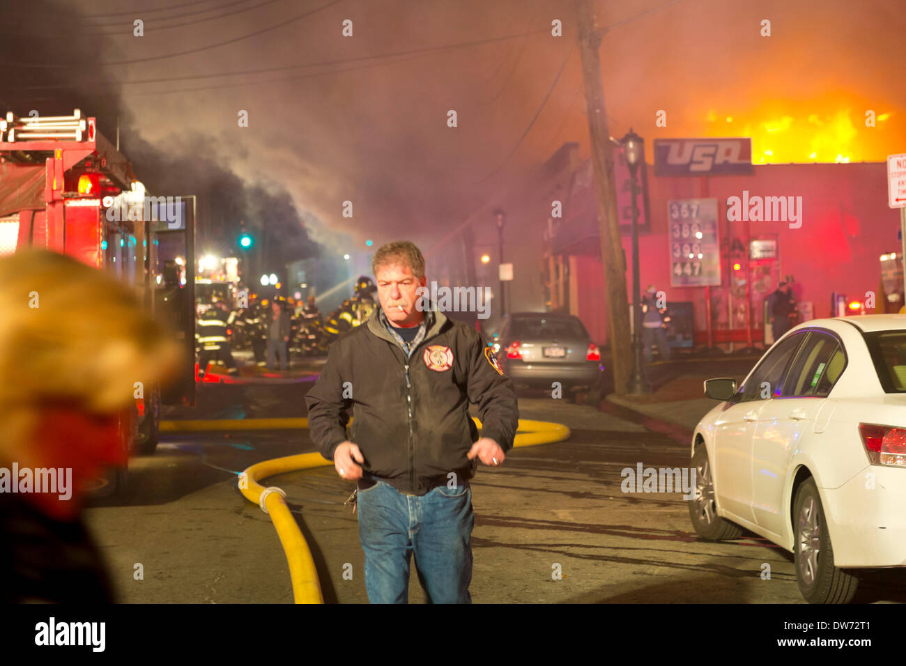 1 mars 2014 - Huntington, New York, États-Unis - un vaste incendie fait rage au cœur de Huntington village, sur New York Avenue. Les pompiers sont venus de plusieurs villes et villages du comté de Suffolk, Long Island, et d'énormes nuages de fumée a illuminé le ciel nocturne pour les blocs. Credit : Ann E Parry/Alamy Live News Banque D'Images