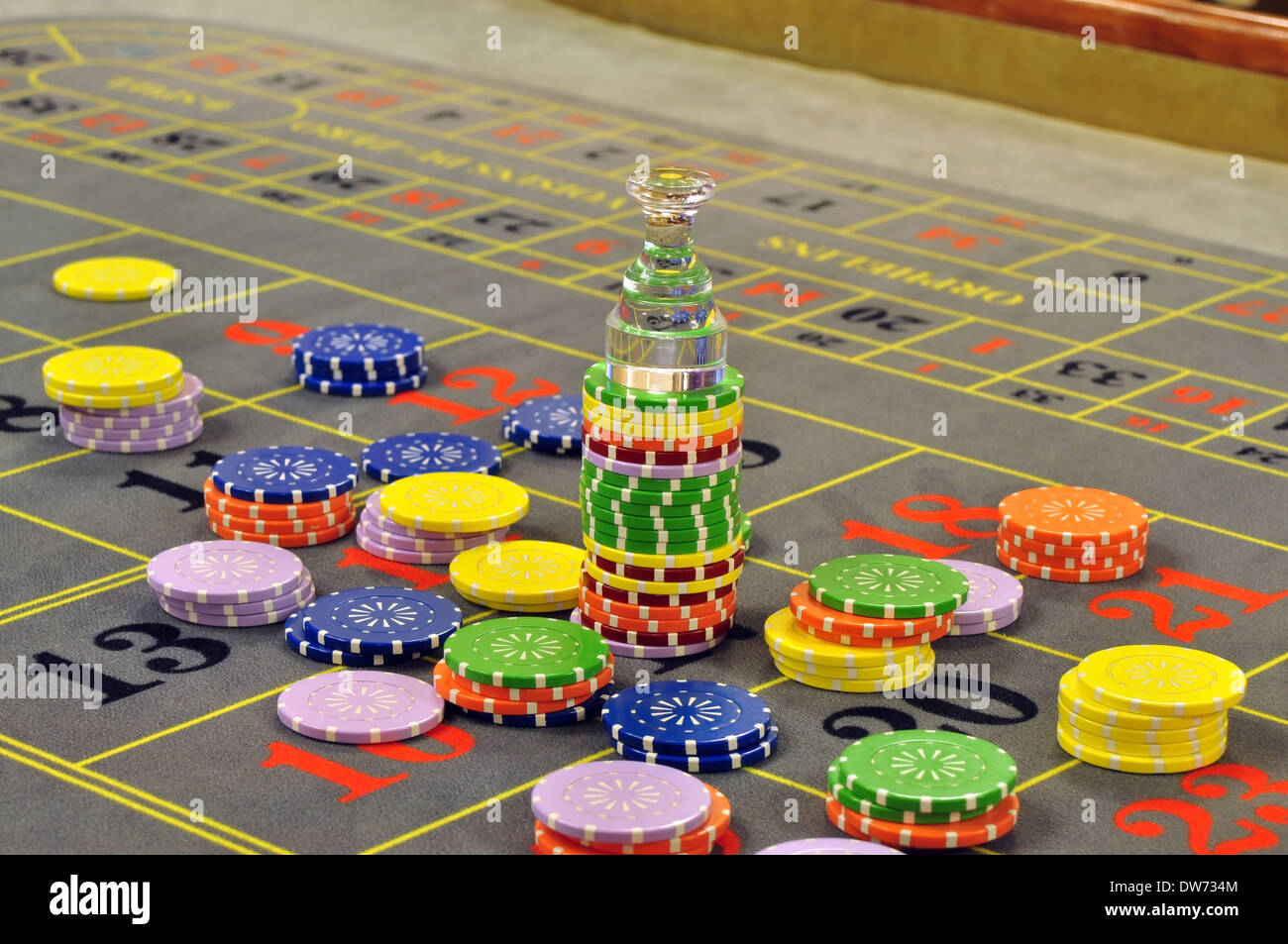 Image d'une roulette de casino modèle gris avec plein de jetons et le dolly sur le numéro gagnant Banque D'Images