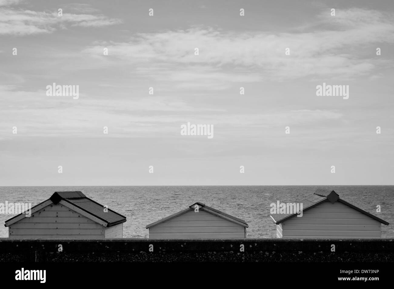 Cabines de plage Seaton en mono avec un minimum de composition Banque D'Images