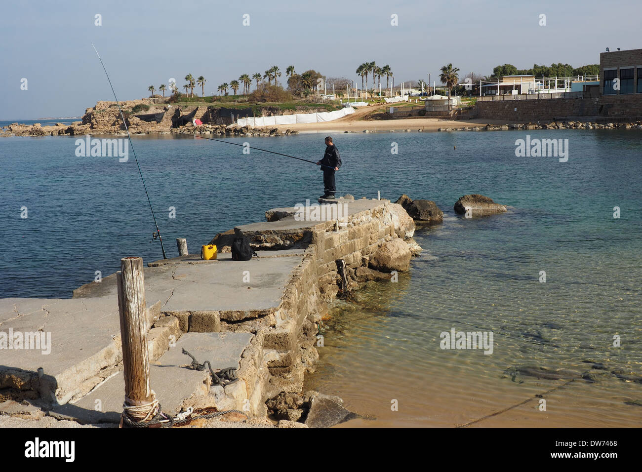 Un homme pêche dans Césarée Maritima mer Méditerranée Banque D'Images