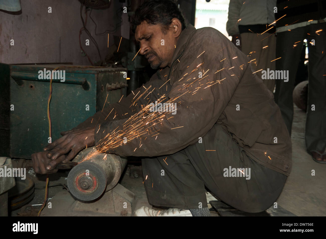 1 Indian man working in factory Banque D'Images