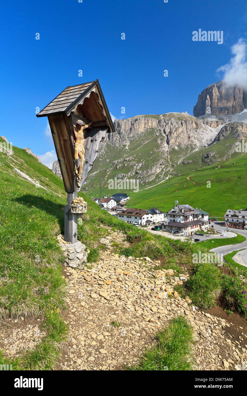 Vue d'été de Pordoi pass, Dolomites italiennes Banque D'Images
