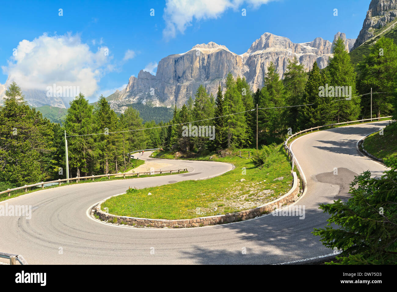 Dolomiti. route sinueuse de Canazei à Pordoi pass, Trentin, Italie Banque D'Images