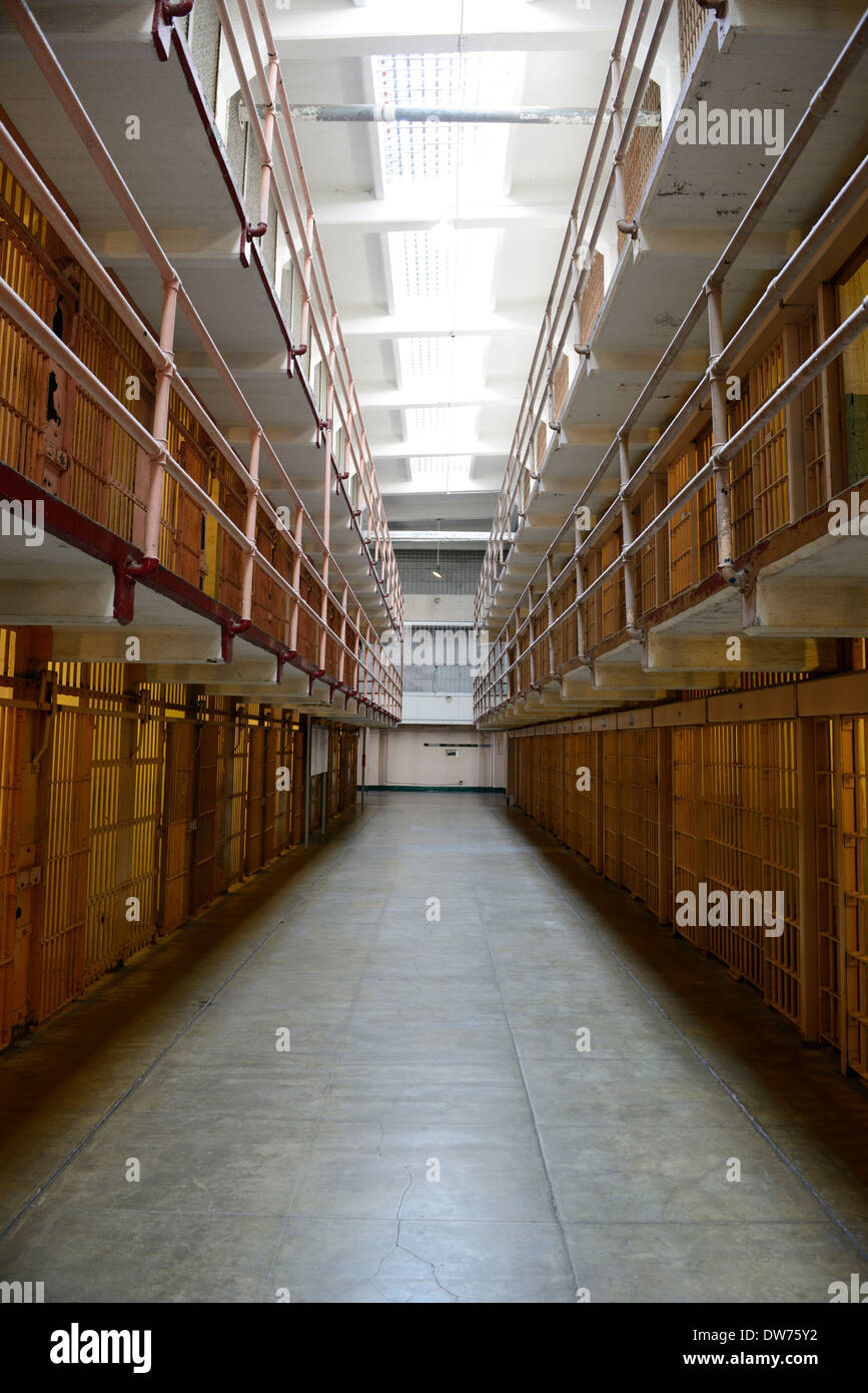 À l'intérieur de l'Île Alcatraz prison prison à sécurité maximum des barres de fer métal pénitentiaire tourisme intérieur désert vide san francisco Banque D'Images