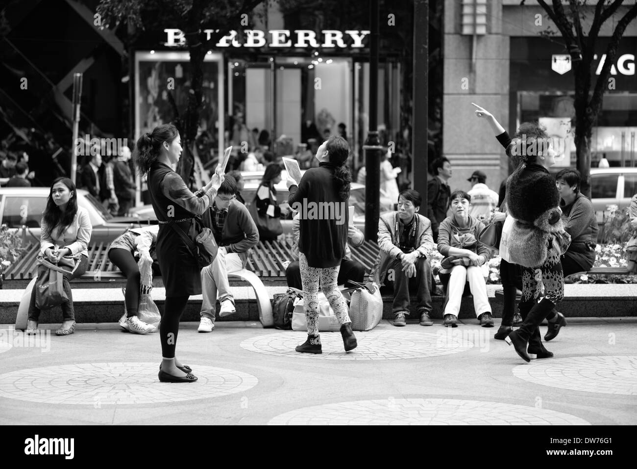 Les touristes chinois au centre commercial Times Square en prenant des photos avec leur ipad. Banque D'Images