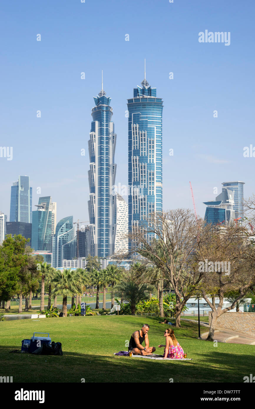 Al Safa Park et JW Marriott Marquis Hotel à distance à Dubaï Émirats Arabes Unis Banque D'Images