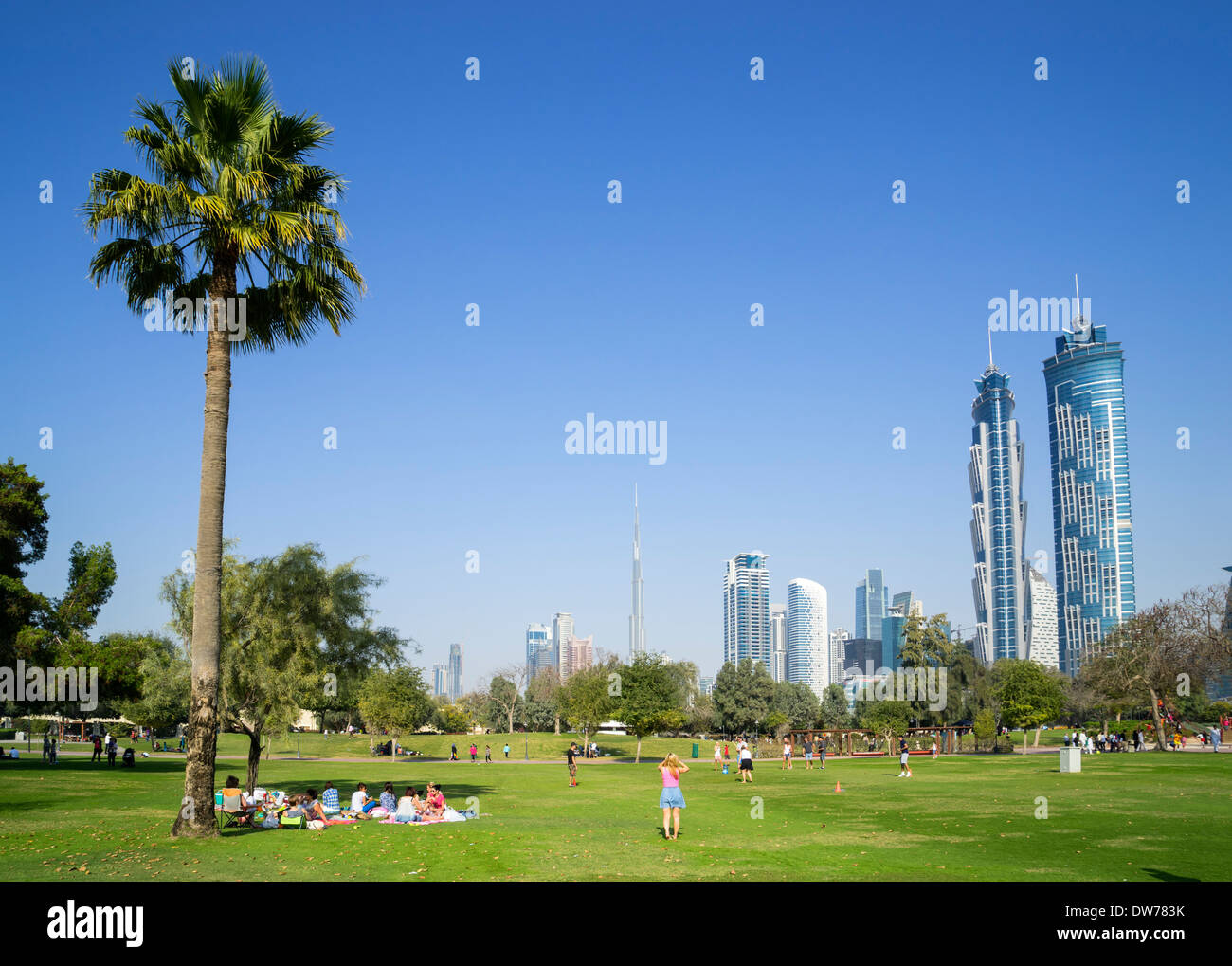 Les visiteurs jouant et relaxant à Al Safa Park à Dubaï Émirats Arabes Unis Banque D'Images