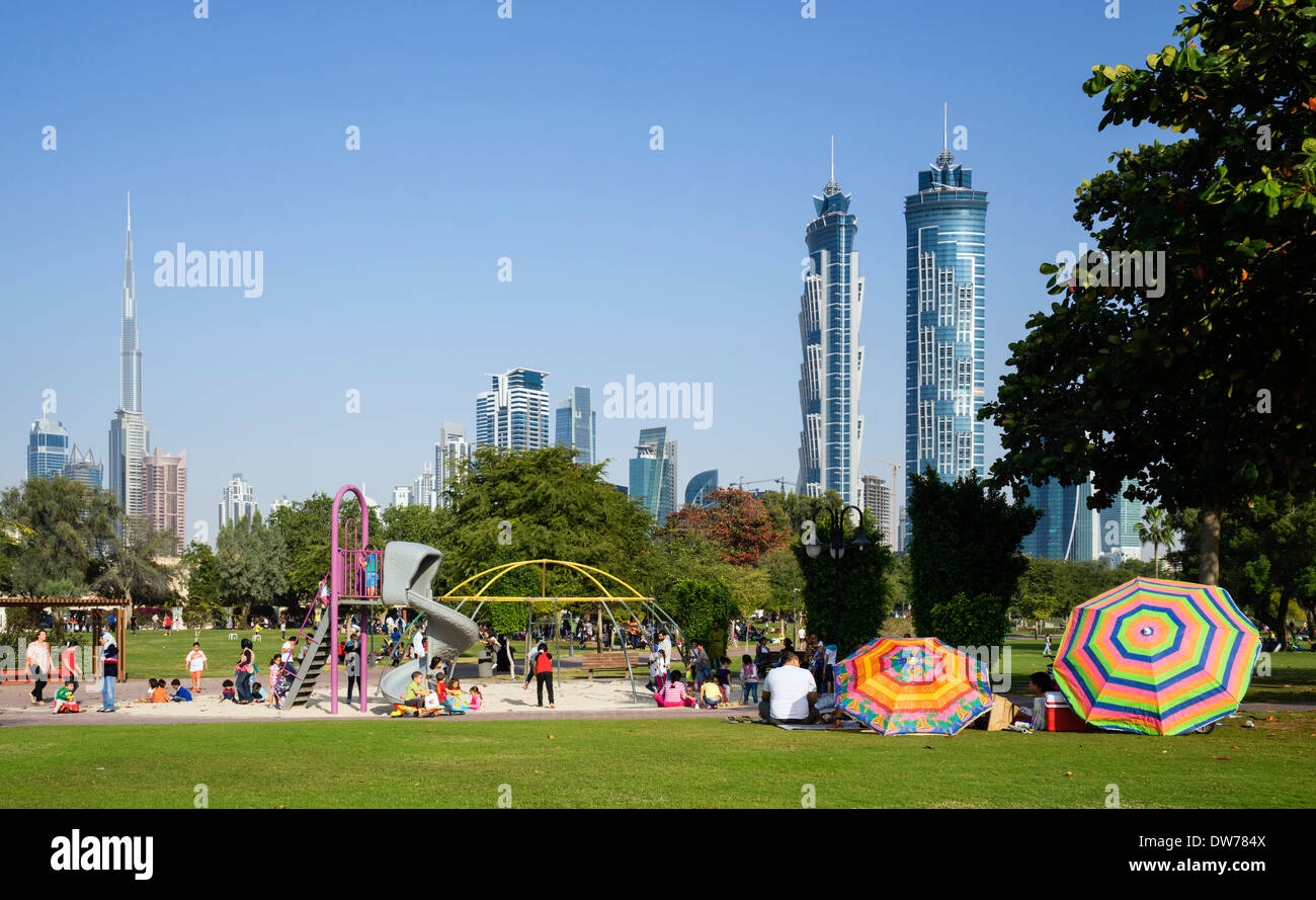 Aire de jeux avec des gens de Al Safa Park à Dubaï Émirats Arabes Unis Banque D'Images
