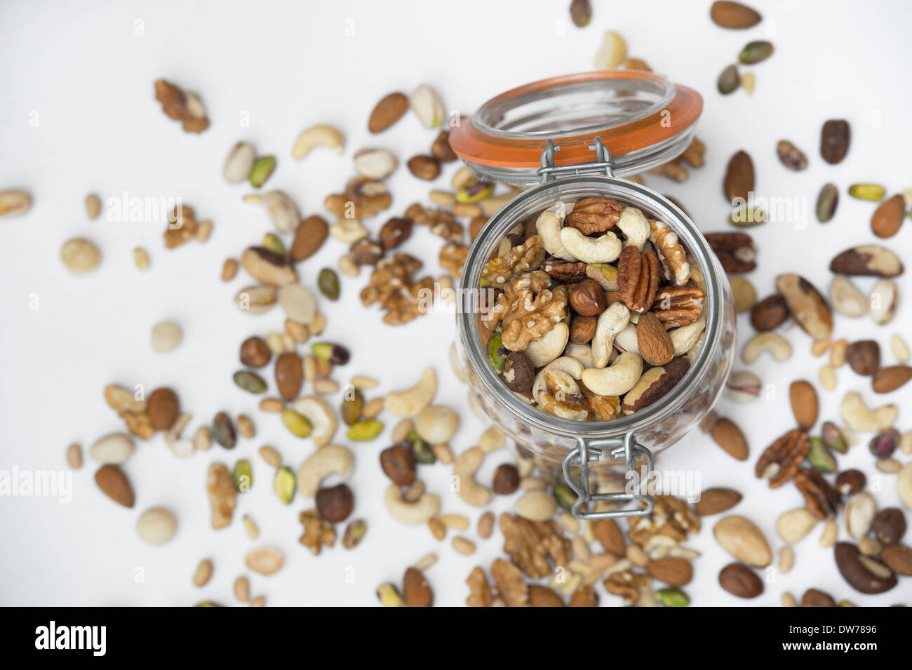 Un assortiment de noix dans un pot de rangement Kilner Banque D'Images
