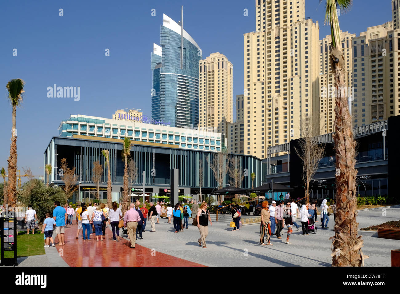 Nouvelle zone piétonne et d'une salle à manger à côté de la promenade, la plage La plage de la promenade à la plage de Jumeirah Residences (JBR) Dubai Banque D'Images
