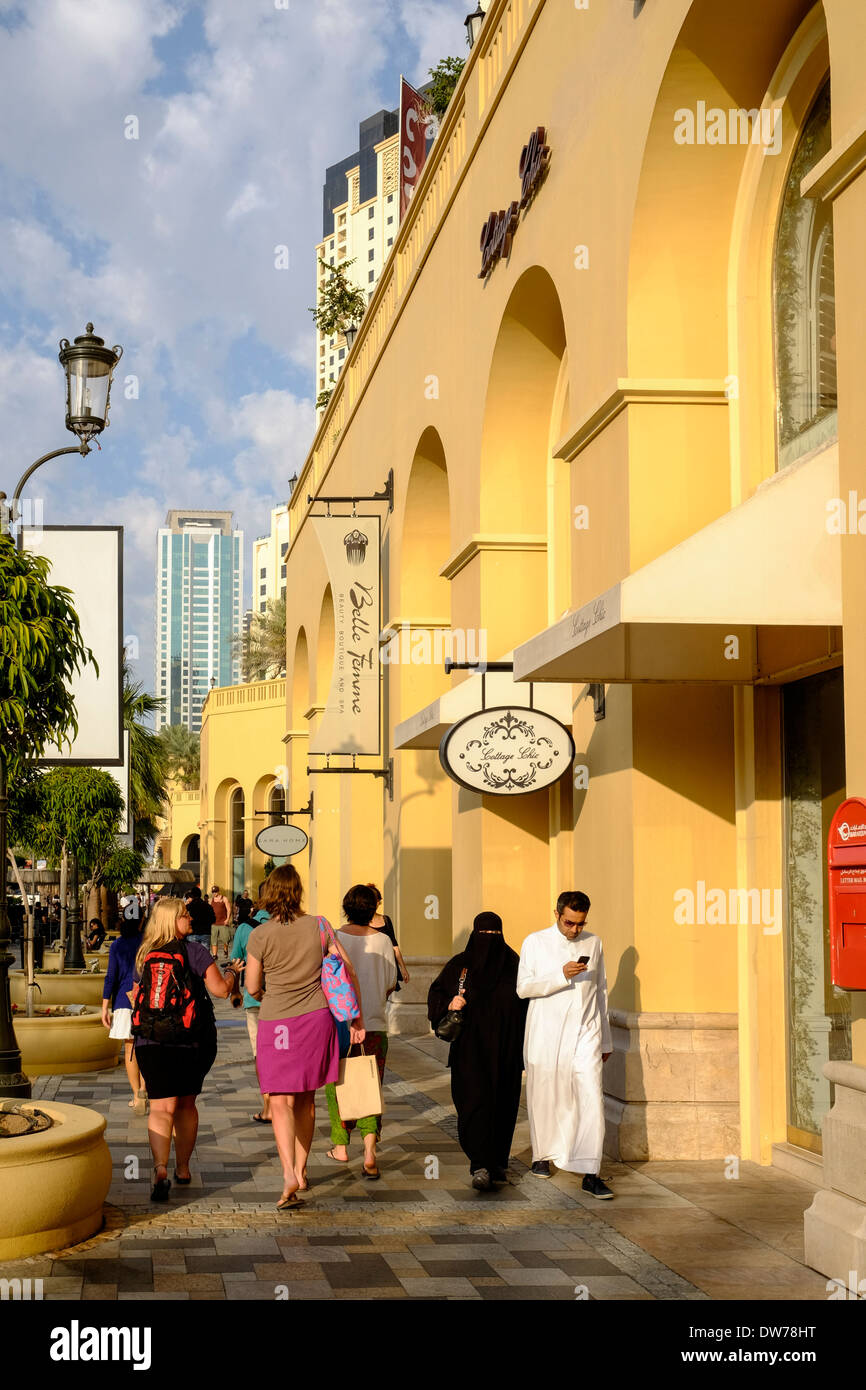 La rue des boutiques et des restaurants à pied à la plage de Jumeirah Residences (JBR) à Dubaï Émirats Arabes Unis Banque D'Images