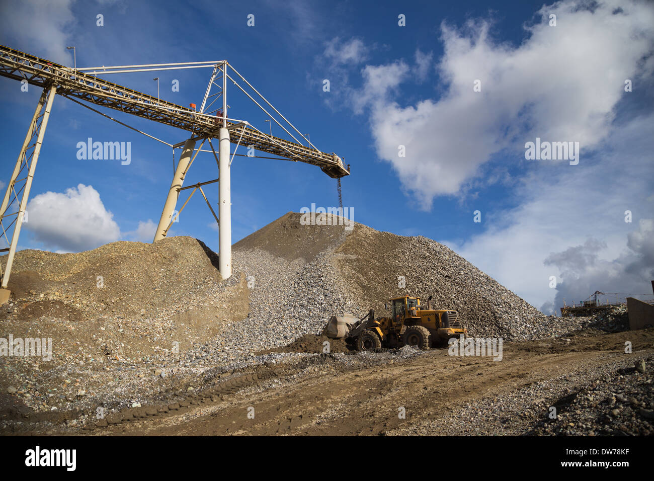 Le minerai de cuivre se situe à l'extrémité d'une courroie de transport pour une réserve à ciel ouvert dans une grande mine de cuivre et d'or Banque D'Images