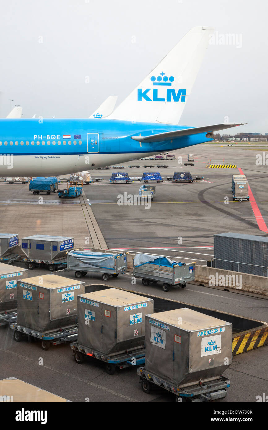 Les avions de KLM d'être chargé de conteneurs de fret à une baie de chargement, l'aéroport de Schiphol, Amsterdam, Hollande, Pays-Bas Banque D'Images