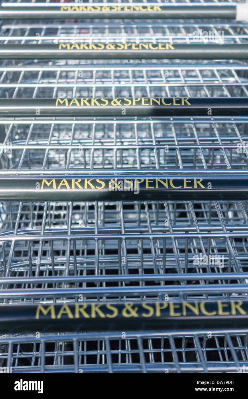 Marks and Spencer chariots de supermarché Banque D'Images