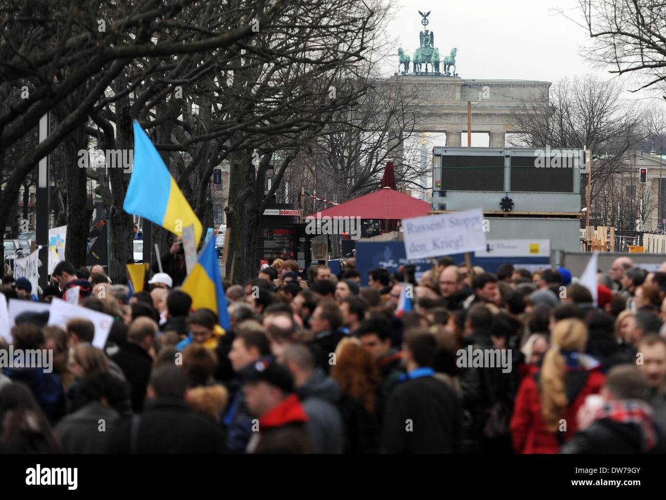 Les manifestants protester lors d'une manifestation devant l'ambassade de Russie à la porte de Brandebourg à Berlin, Allemagne, 02 mars 2014. Plus de 200 personnes se sont réunies pour la protestation contre une éventuelle intervention militaire de la Russie en Ukraine. Dpa : Crédit photo alliance/Alamy Live News Banque D'Images