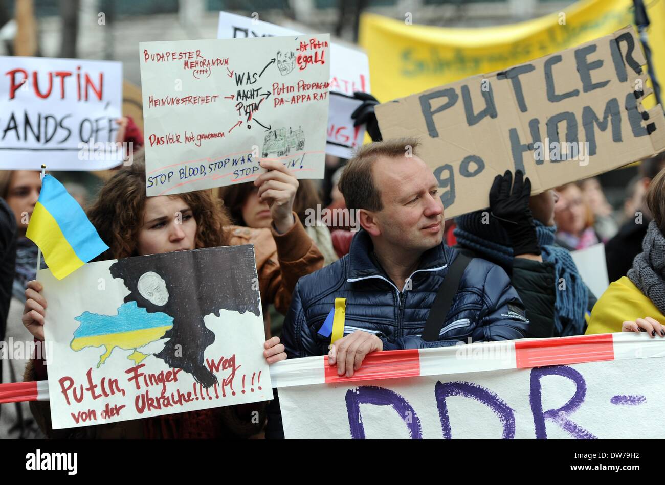 Les manifestants tiennent des pancartes lors d'une manifestation devant l'ambassade de Russie à Berlin, Allemagne, 02 mars 2014. Plus de 200 personnes se sont réunies pour la protestation contre une éventuelle intervention militaire de la Russie en Ukraine. Dpa : Crédit photo alliance/Alamy Live News Banque D'Images