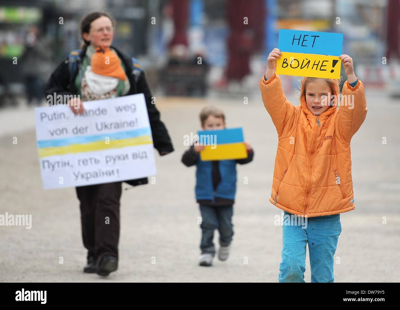 Les manifestants tiennent des pancartes contre la guerre au cours d'une manifestation en face de l'ambassade de Russie à Berlin, Allemagne, 02 mars 2014. Plus de 200 personnes se sont réunies pour la protestation contre une éventuelle intervention militaire de la Russie en Ukraine. Photo : BRITTA PEDERSEN/dpa Banque D'Images