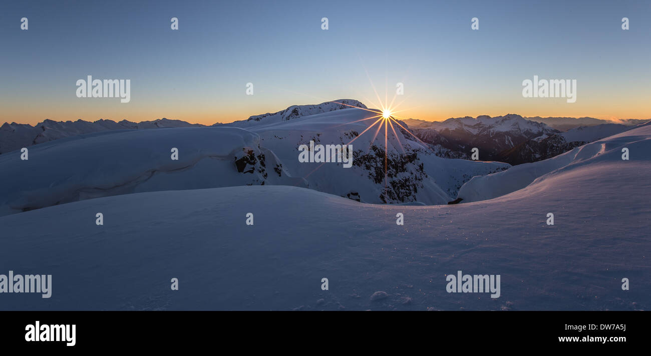 Soleil au coucher du soleil sur les sommets des Dolomites du Trentin. Saison d'hiver. Massif du Latemar en arrière-plan. Alpes italiennes. Vue depuis le Col Margherita mountain. Banque D'Images