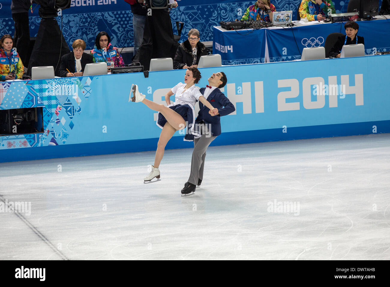 Anna Cappellini et Luca Lanotte (ITA) d'effectuer dans le programme court de danse sur glace aux Jeux Olympiques d'hiver de Sotchi, Russie, 2014 Banque D'Images