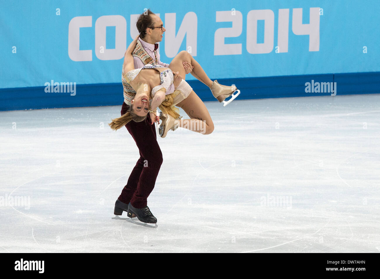 Nelli Zhiganshina et Alexander Gazsi (GER) dans le programme court de danse sur glace aux Jeux Olympiques d'hiver, Sotchi, Russie Banque D'Images