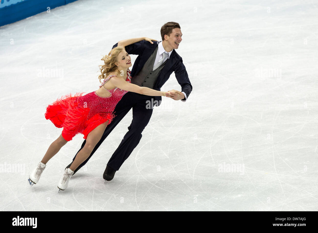 Ekaterina Bobrova et Dmitri Soloviev (RUS) dans le programme court de danse sur glace aux Jeux Olympiques d'hiver, Sotchi, Russie Banque D'Images