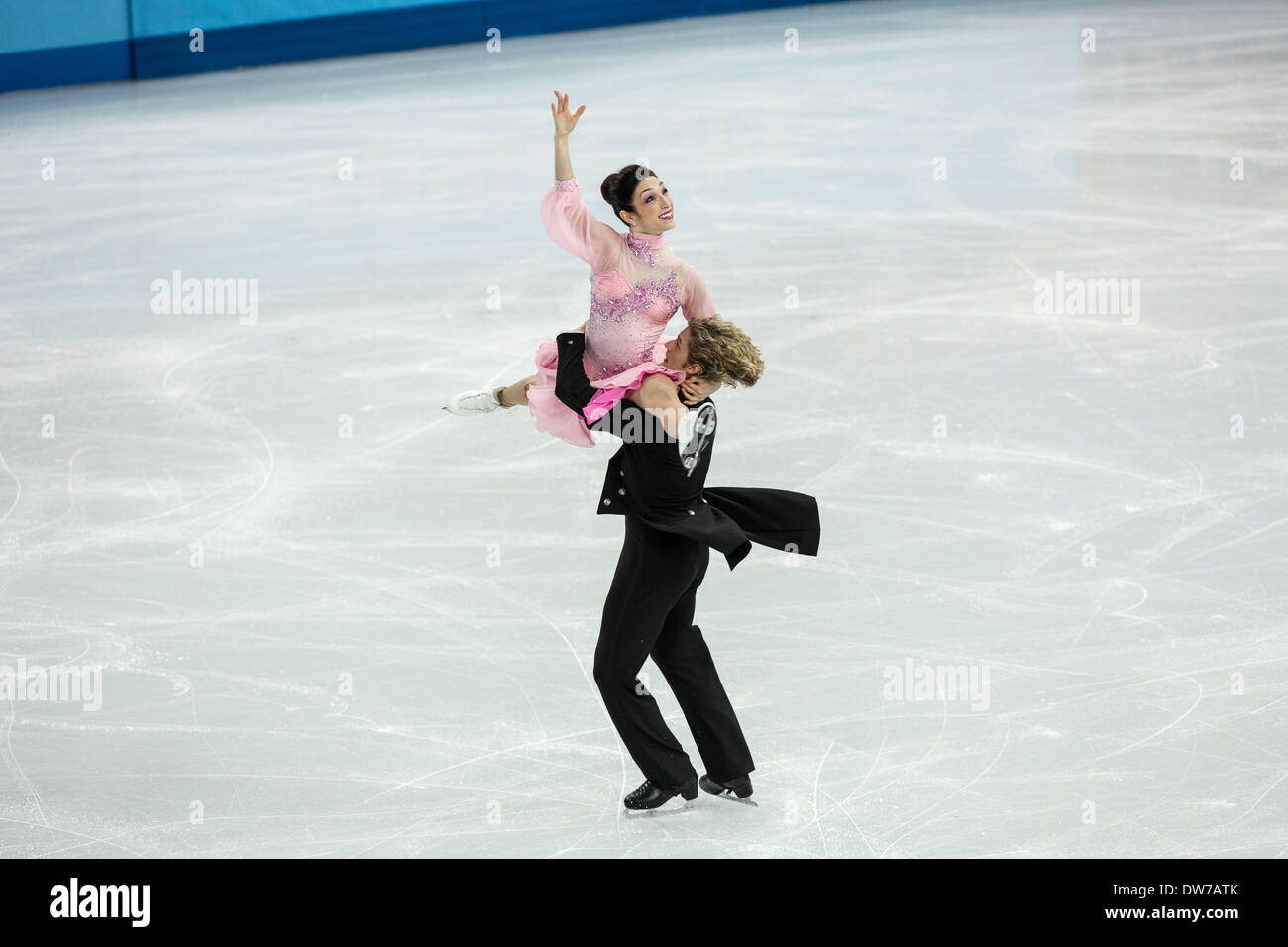 Meryl Davis et Charlie White (USA) dans le programme court de danse sur glace aux Jeux Olympiques d'hiver de Sotchi, Russie, 2014 Banque D'Images
