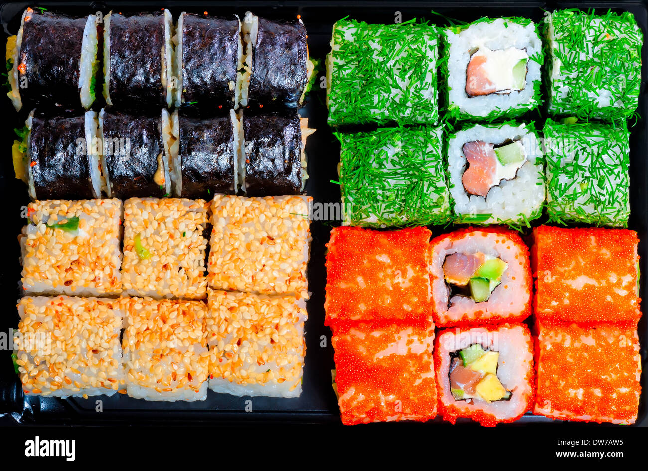 Ensemble de délicieux sushi avec différents matériaux Banque D'Images