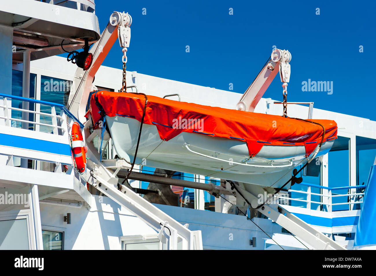 Lifeboat accrochée à un grand navire Banque D'Images