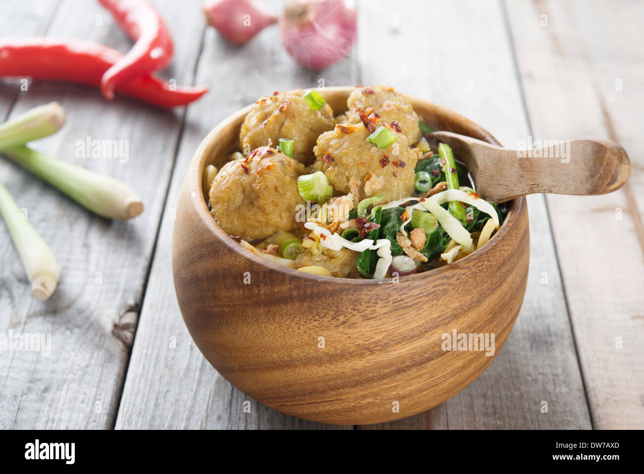 Traditionnel indonésien célèbre l'alimentation. Délicieux mee bakso ou indonésien meatball nouilles. Avec de la vapeur chaude de la fumée. Banque D'Images