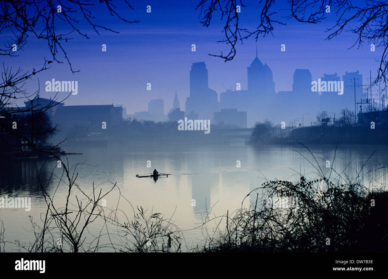 Silhouette d'un rameur sur la rivière Schuylkill sur un matin brumeux à Philadelphie, Pennsylvanie. Banque D'Images