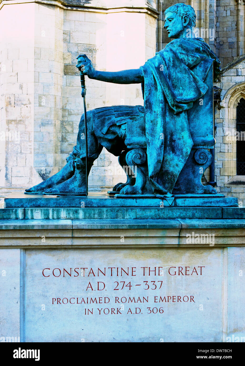Statue de bronze de Constantin le Grand empereur de Rome par Philip Jackson à l'extérieur de la cathédrale de York North Yorkshire Angleterre Banque D'Images