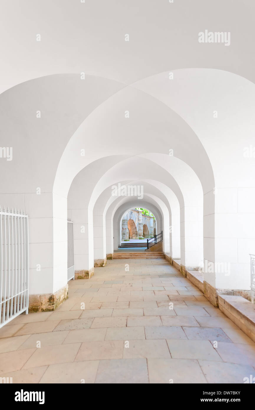 Couloir avec un plafond en forme d'arches en blanc Banque D'Images