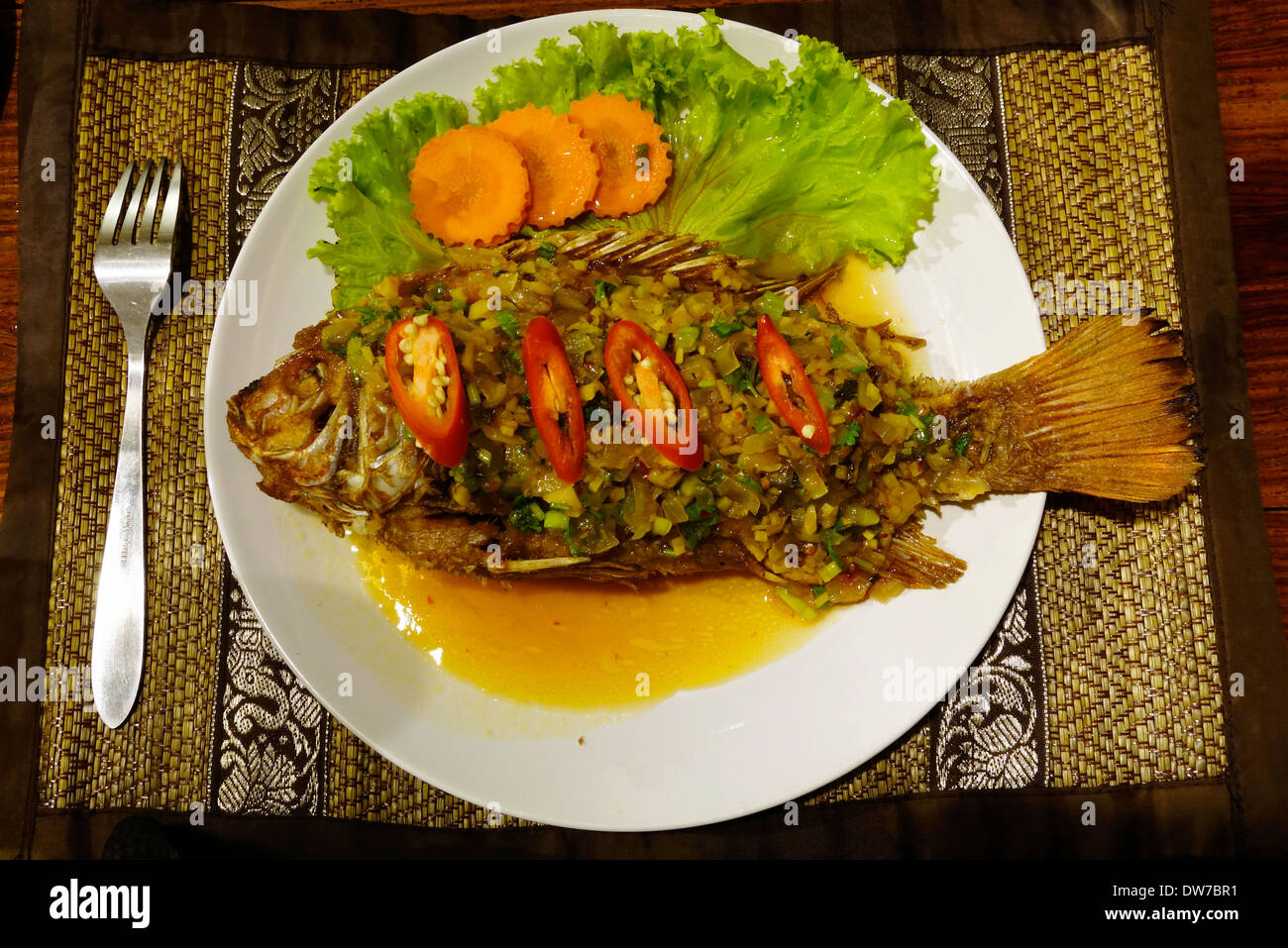 Assiette de sauce au piment rouge talapia, Nord de la Thaïlande. Banque D'Images