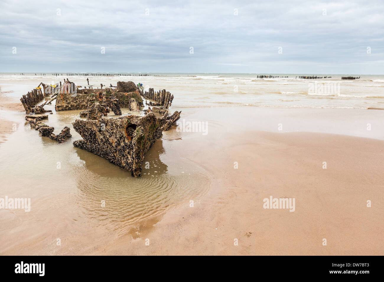 Une épave se trouve dans le sable sur la côte de Zuydcoote Banque D'Images