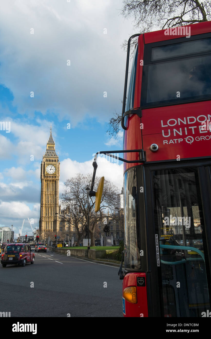 Un bus rouge de Londres sur le point de passer le la tour de Big Ben, dans les chambres du parlement dans la ville de Londres. Banque D'Images
