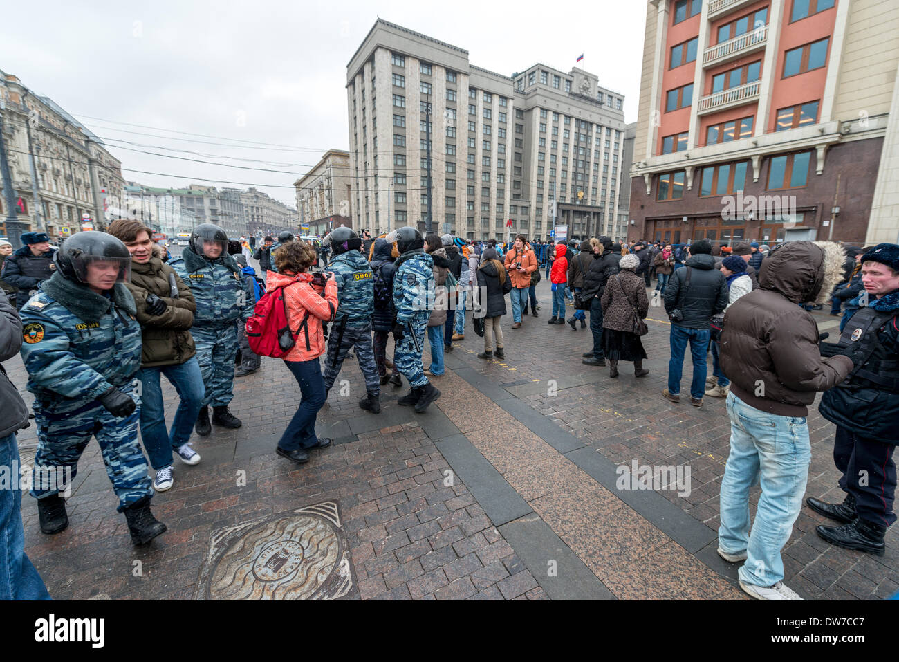 Moscou, Russie. 2 mars 2014. La police a arrêté un manifestant contre des soldats russes en Ukraine dans la région de Moscou, Carré Manezhnaya le 2 mars, 2014 : Crédit d'Alyaksandr Stzhalkouski/Alamy Live News Banque D'Images