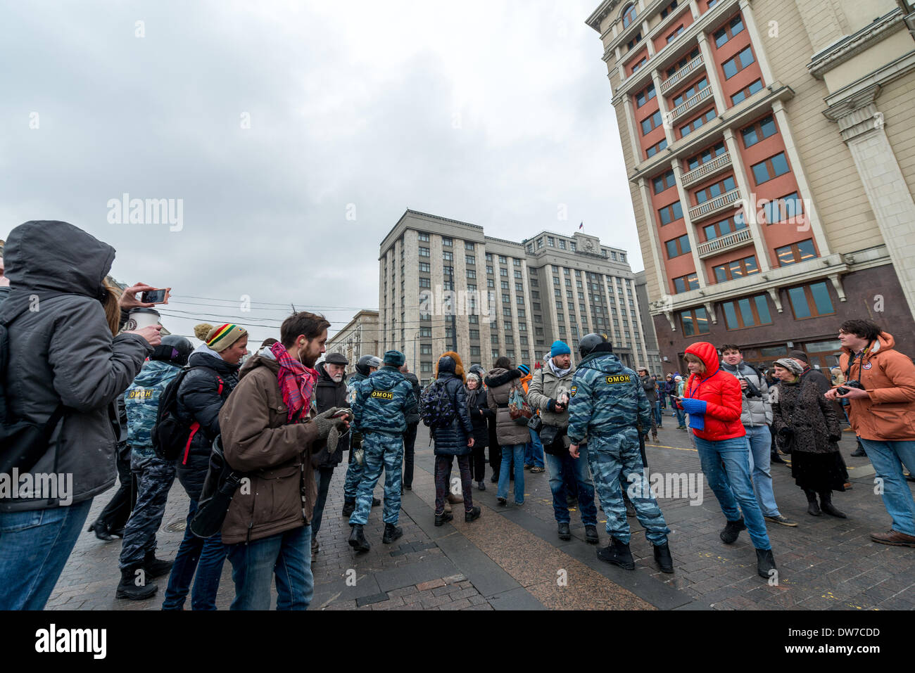 Des manifestants à la police insiste sur le rendez-vous à l'écart de la place. Protestation contre les troupes russes en Ukraine dans la région de Moscou, Carré Manezhnaya le 2 mars, 2014 Banque D'Images