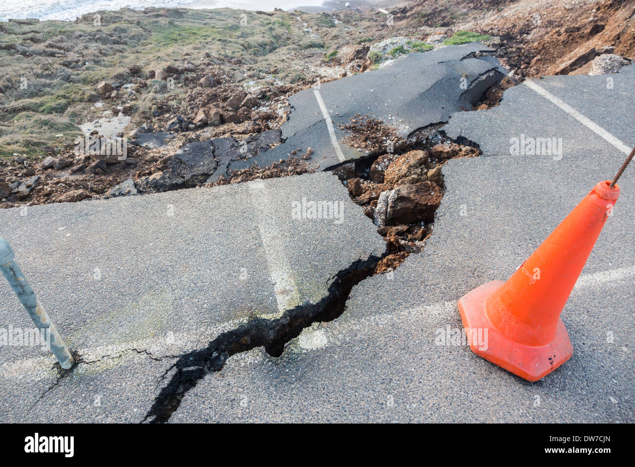 L'érosion côtière et de subsidence : tarmac parking sombrent dans la mer après la tempête à Compton Bay, île de Wight, Royaume-Uni Banque D'Images