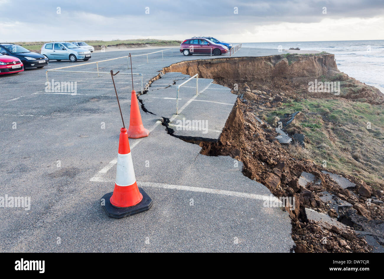 L'érosion côtière et de subsidence : tarmac parking sombrent dans la mer après la tempête à Compton Bay, île de Wight, Royaume-Uni Banque D'Images
