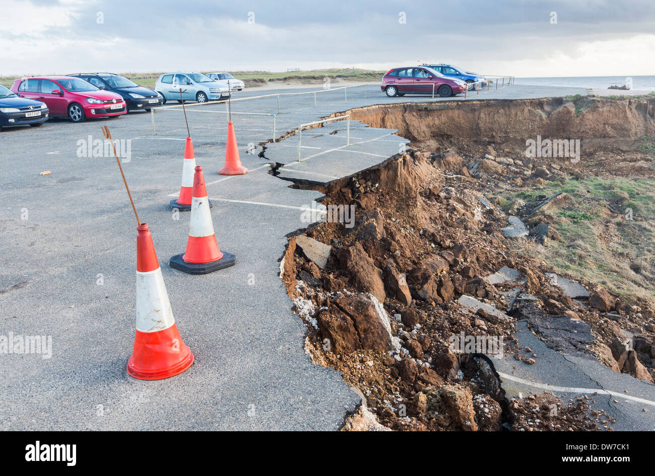 L'érosion côtière et de subsidence : tarmac parking sombrent dans la mer après la tempête à Compton Bay, île de Wight, Royaume-Uni Banque D'Images