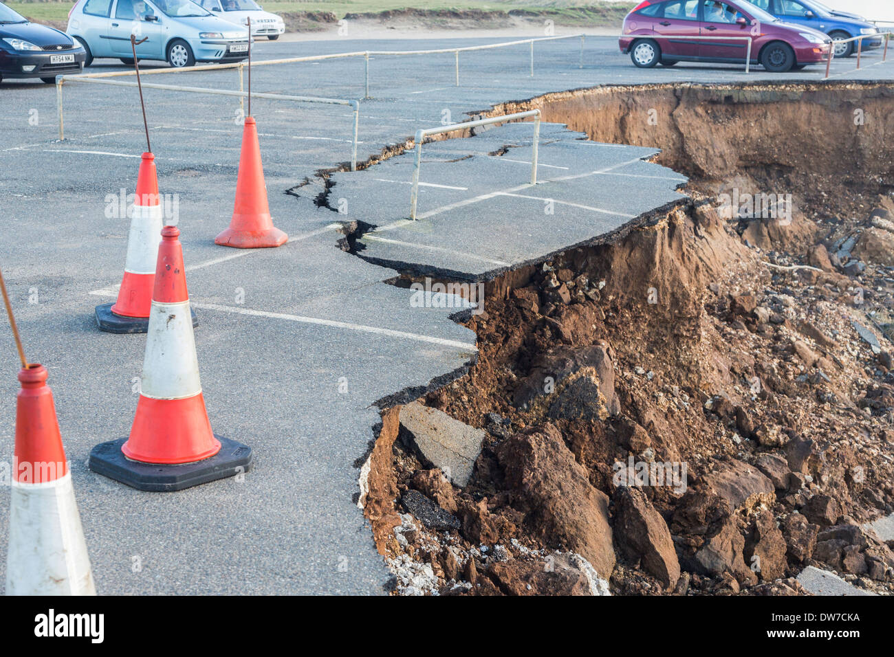 À l'érosion côtière et de subsidence parking tarmac sombrent dans la mer après la tempête à Compton Bay, île de Wight, Royaume-Uni Banque D'Images