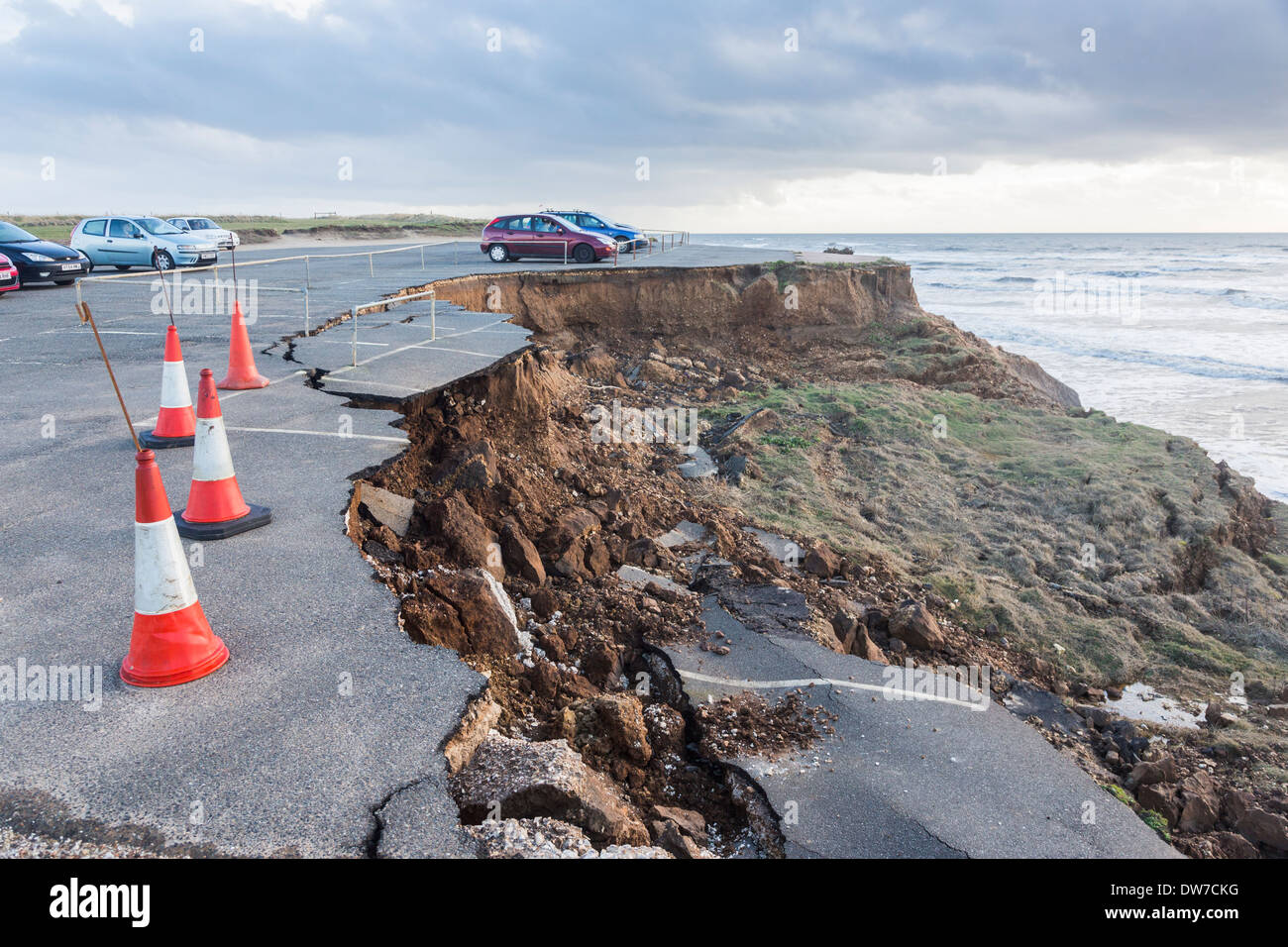 L'érosion côtière et de subsidence : tarmac parking sombrent dans la mer après la tempête à Compton Bay, île de Wight, Royaume-Uni Banque D'Images