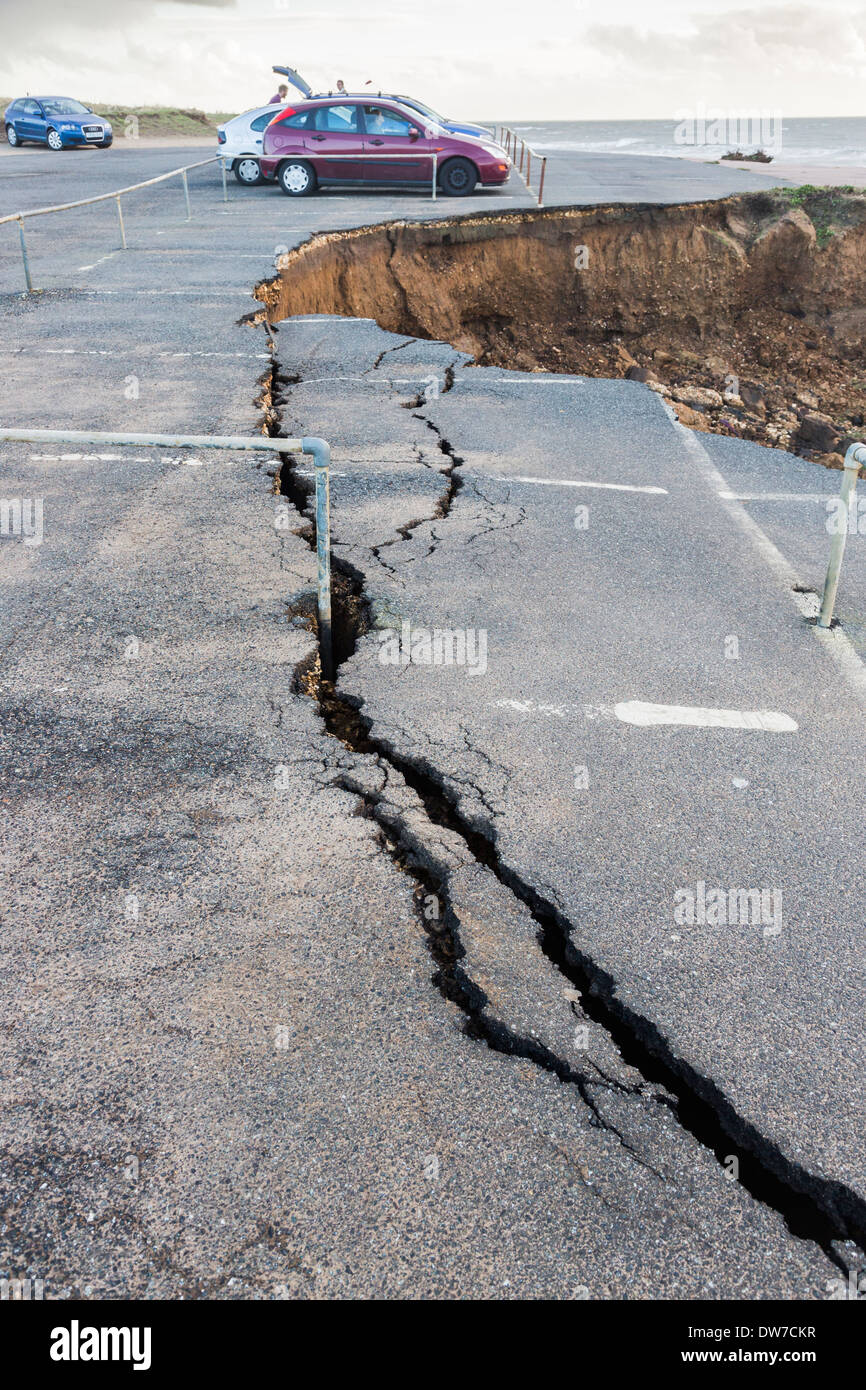 L'érosion côtière et de subsidence : tarmac parking sombrent dans la mer après la tempête à Compton Bay, île de Wight, Royaume-Uni Banque D'Images