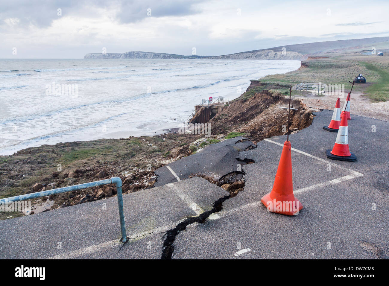 L'érosion côtière et de subsidence : tarmac parking sombrent dans la mer après la tempête à Compton Bay, île de Wight, Royaume-Uni Banque D'Images