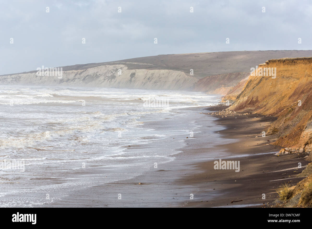 Les falaises du littoral, avec l'état de la mer et les vagues en pleine tempête à Compton Bay, île de Wight, Tennyson en bas derrière Banque D'Images
